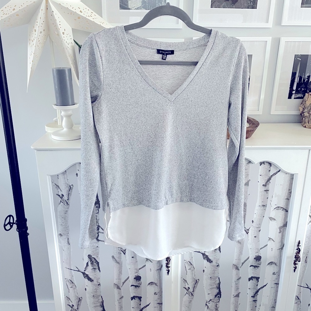 Dynamite Vneck layered sweater blouse grey salt & pepper and white size xs‍ - Picture 2 of 4